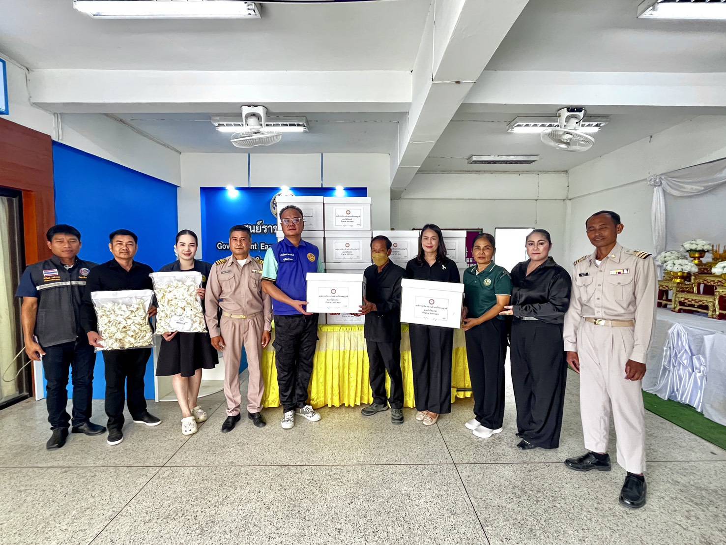 อำเภอนาจะหลวย รับมอบดอกไม้จันทน์ จากองค์การบริหารส่วนตำบลโนนสมบูรณ์ อำเภอนาจะหลวย จังหวัดอุบลราชธานี